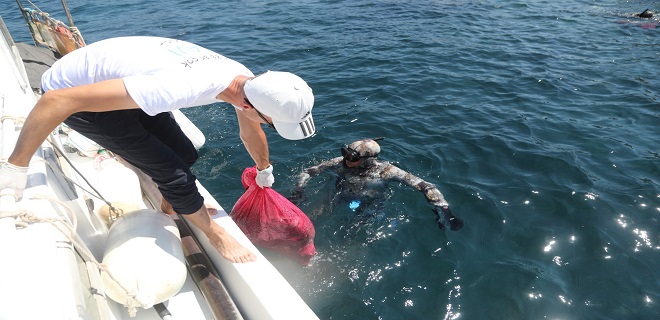 YALIKAVAK’TA DENİZ DİBİ TEMİZLİĞİ