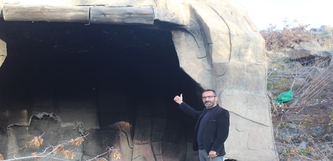 Şehitlik ile birlikte vatandaşların hizmetine sunulan şehitlik parkında durumlar içler acısı.  