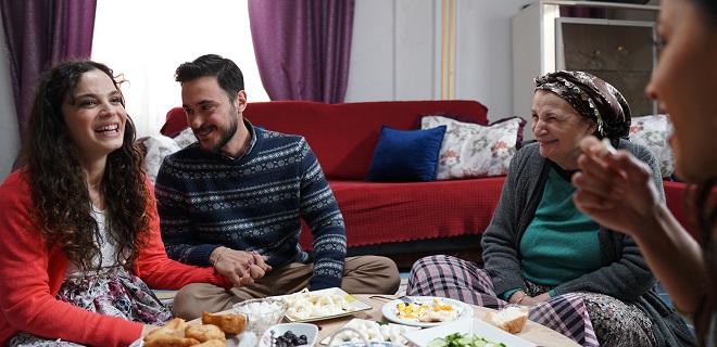 ASLI BEKİROĞLU ROMANLARA ÖNYARGI BU FİLMLE YIKILACAK