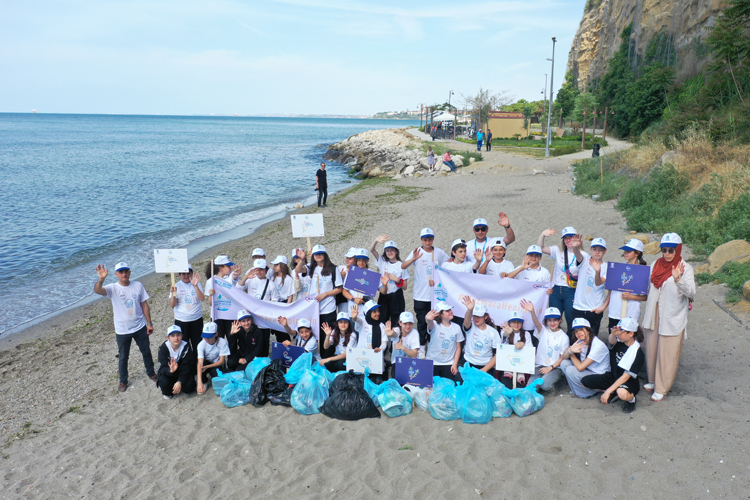 SİLİVRİLİ ÖĞRENCİLER MARMARA DENİZİ’NDE KIYI TEMİZLİĞİ YAPTI