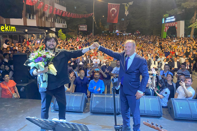 EREĞLİ BELEDİYESİ ŞEHİTLER PARKI AHMET ŞAFAK KONSERİYLE AÇILDI