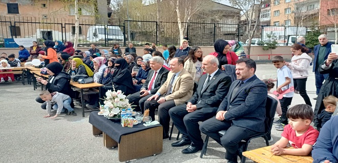Okul Müdürü Mehmet Yakut'un yaptığı duygu dolu konuşma, katılımcıları etkiledi.