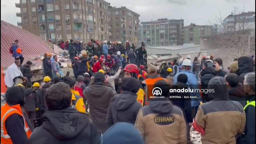 Diyarbakır'da depremde yıkılan binanın enkazından 2 kadın kurtarıldı