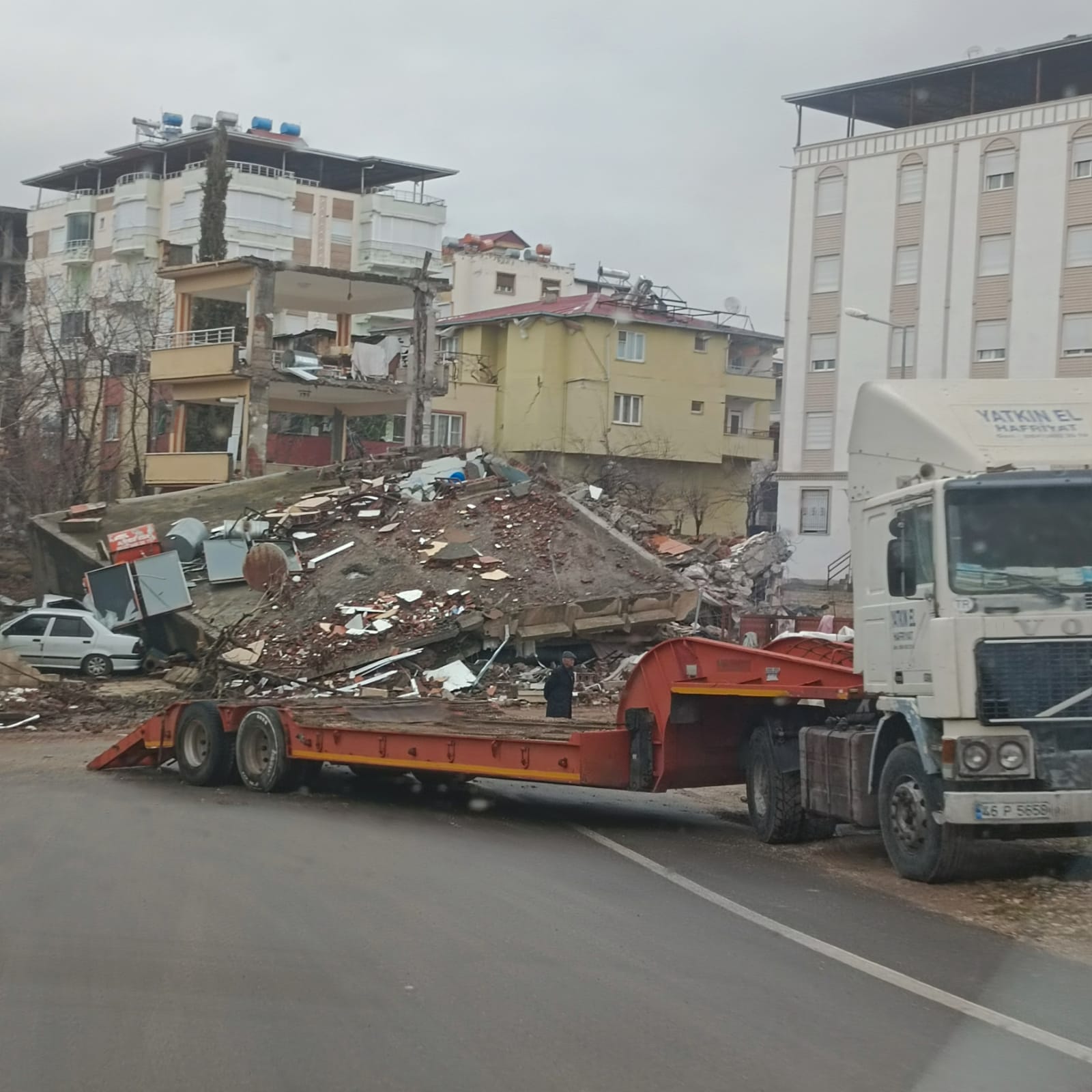 Yurttaşlar enkazdan çıkardıkları cenazeleri Pazarcık ilçe nüfus müdürlüğüne bırakıyor 