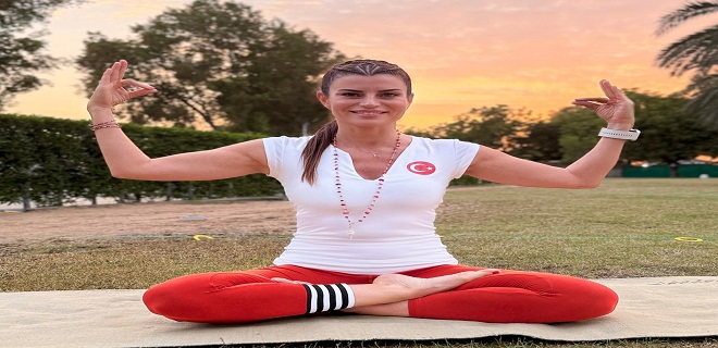 Ece Vahapoğlu Dubai’de Yoga yaparak dünyaya açıldı!