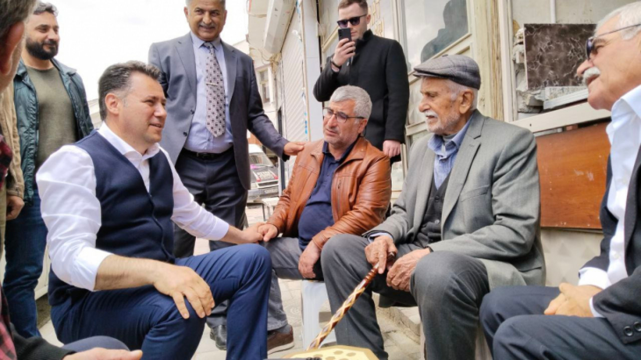 Göçmez enkaz çalışmalarının çok yavaş ilerlemesine tepki gösterdi.