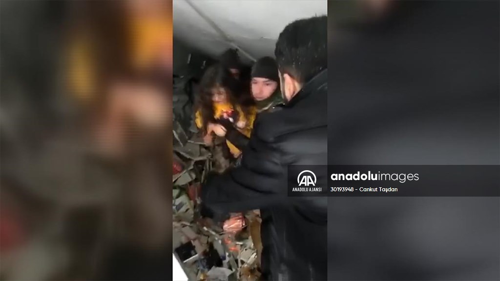 Malatya'da özel harekat polisleri, 5 kişiyi enkazdan çıkardı