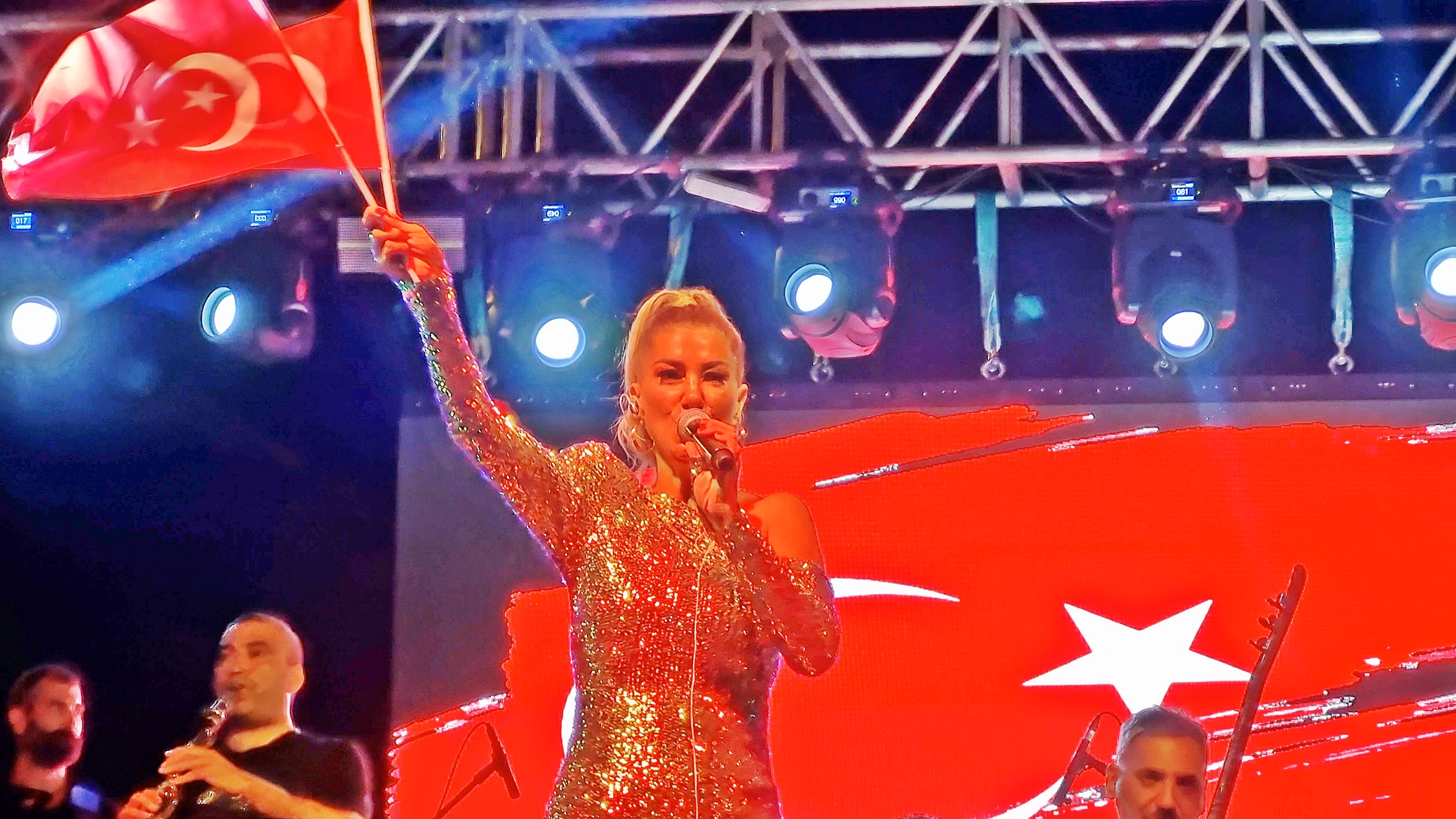 sahne performansıyla mest etti