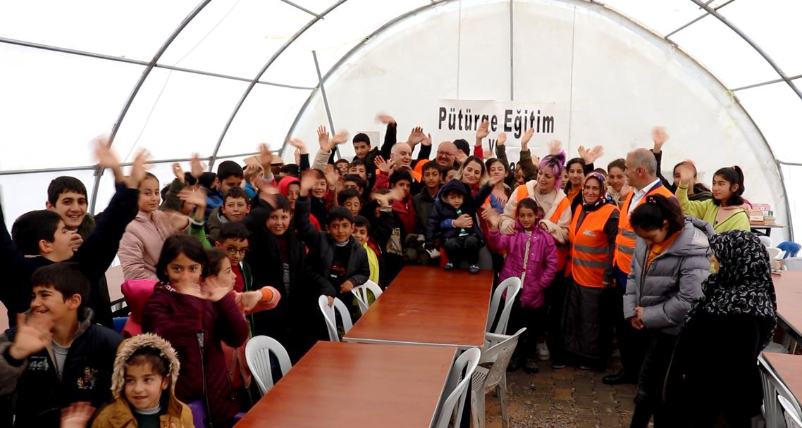 Depremzede çocukların bayram harçlıkları Pütürge-Doğanyol Eğitim Vakfı'ndan