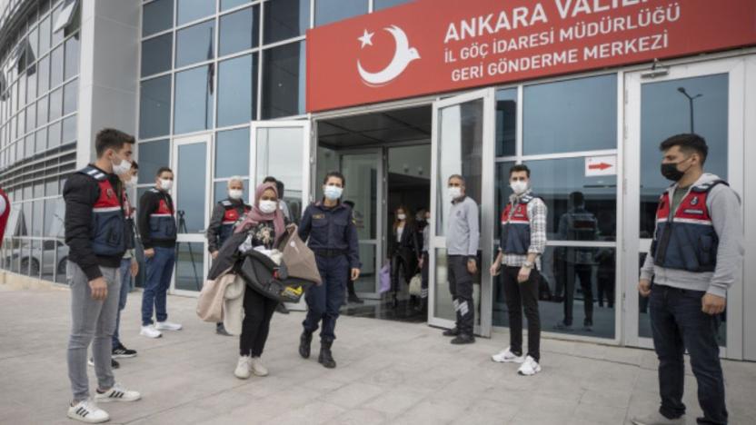 Göç İdaresi Başkanlığı: Sınır dışı edilen göçmen sayısı 2021'e göre yüzde 161 arttı