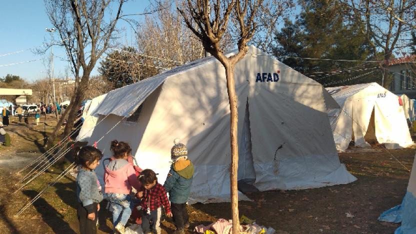 Deprem bölgesinde uyuz vakaları arttı: Depremzedelerin kaldığı spor salonu boşaltıldı